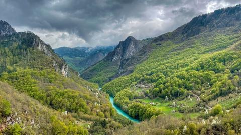 Blick von der Tarabrücke bei Djurdjevic