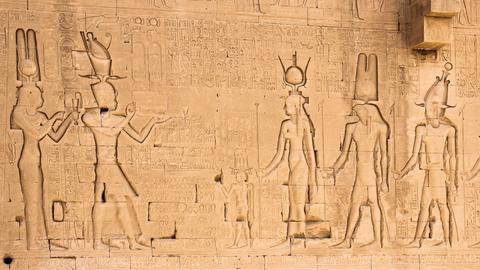 Ägyptische Wand mit Hieroglyphen
