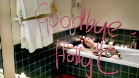 Countrystar Holly Collins (Bronwyn Turei) liegt tot in der Badewanne ihres Hotelzimmers.