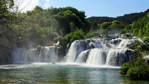 Die Krka Wasserfälle in Kroatien bei strahlendem Sonnenschein.