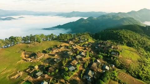 Das Dorf Peryensang Mai im Nordwesten von Laos über den Wolken.