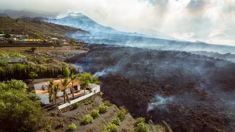 Blick auf einen bebauten Berghang auf La Palma nach dem Vulkanausbruch im Jahr 2021.