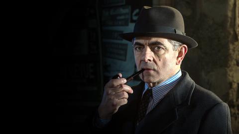 Kommissar Maigret mit Pfeife im Mund