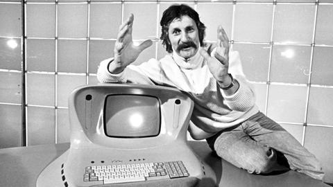 Designer Luigi Colani auf der Hannover Messe am 20.04.1978 mit einem von ihm entworfenen Computer