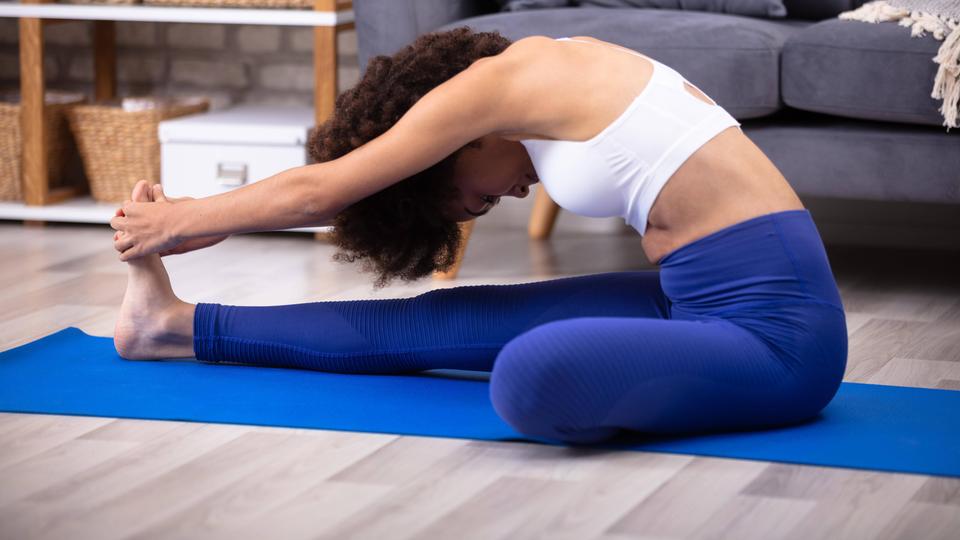 Fit In Den Tag Das Sportprogramm Mit Tg Bornheim Stretch Strength Kraft Dehnen Mit Claudia Hr Fernsehen De Sendungen A Z