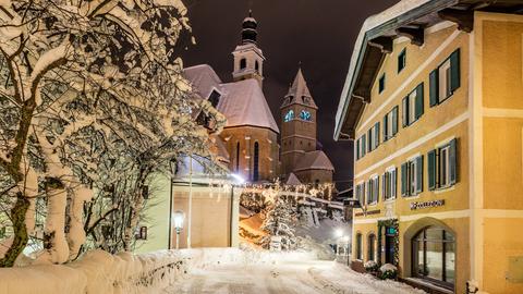 Die verschneite Stadt Kitzbuehel in den morgenstunden aufgenommen.