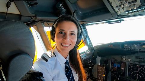 Frau im Cockpit.