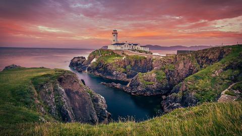 Fanad Head Lighthouse al tramonto, Donegal, Ireland in der Abenddämmerung.