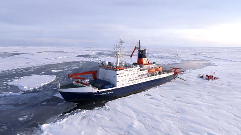 Das Forschungsschiff "Polarstern" im arktischen Eis.